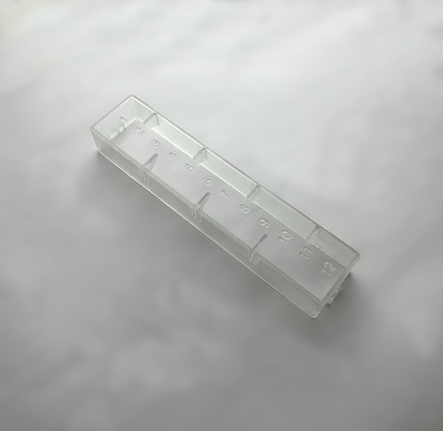 Eine durchsichtige Abdeckung für verschiedene Mercedes-Benz Fahrzeuge, unter anderem MB trac, Unimog und G-Klasse. Abdeckung für die Sicherungsleiste.