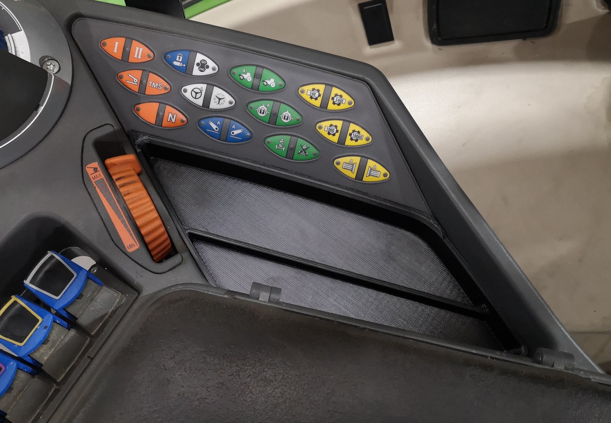 Einfaches Ablagefach im eingebauten Zustand ähnlich zu Ablagefach von Gadgetme für die Armlehne von FENDT Vario Traktoren