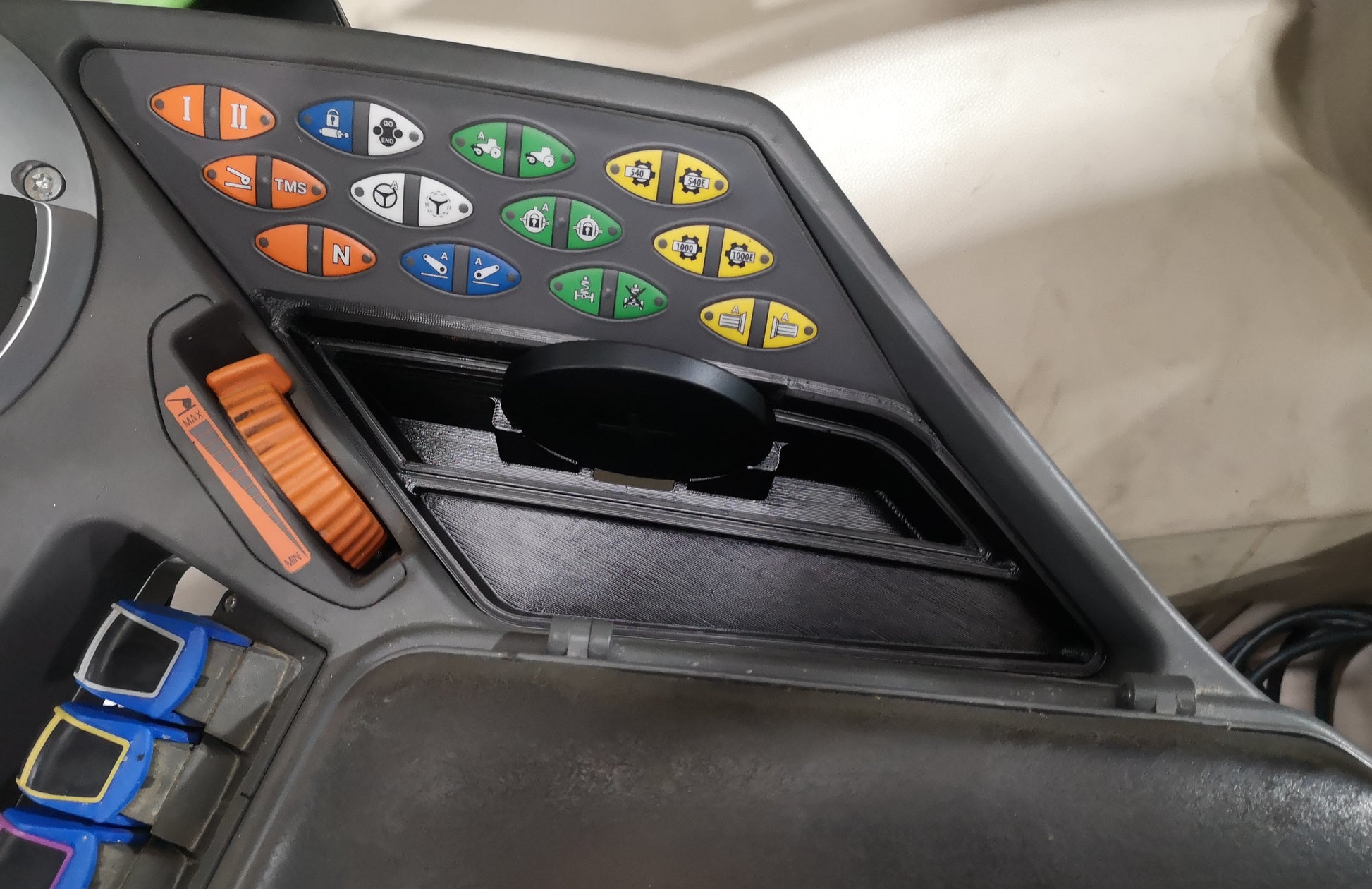 Ablagefach mit eingebautem Induktivladegerät (USB-C Buchse) für die Armlehne ähnlich zu Ablagefach Gadgetme aber mit Ladefunktion für Handys und mehr Platz im eingebauten Zustand