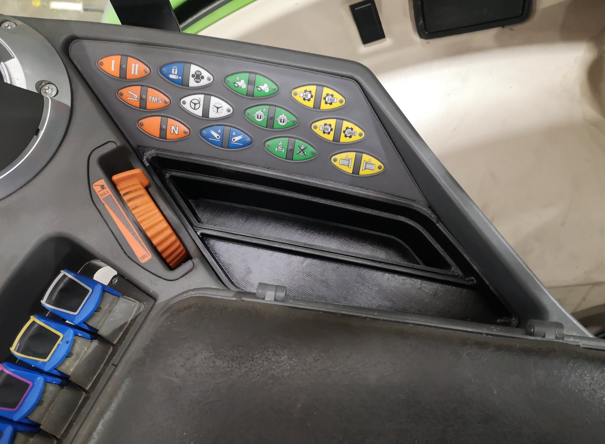 vertieftes, vergrößertes Ablagefach ähnlich zu Ablagefach von Gadgetme für die Armlehne von FENDT Vario Traktoren im eingebauten Zustand