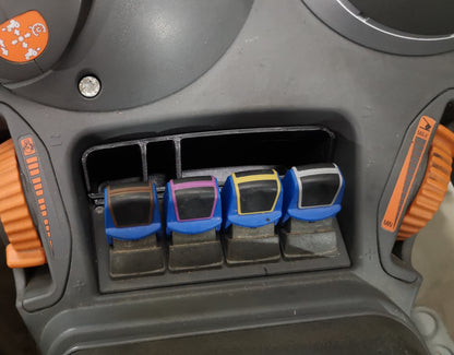 Becher im eingebauten Zustand ähnlich zu Ablagefach von Gadgetme für die Armlehne von FENDT Vario Traktoren