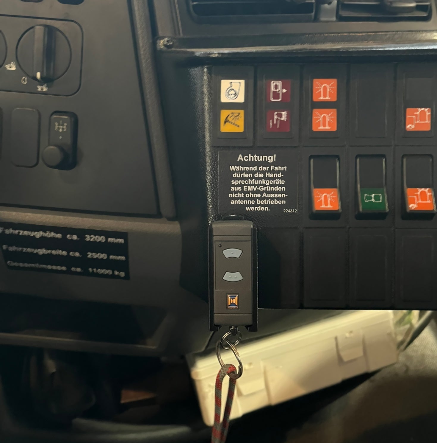 Halterung für Hörmann HSE Handsender im Feuerwehrauto im Auto eingebaut