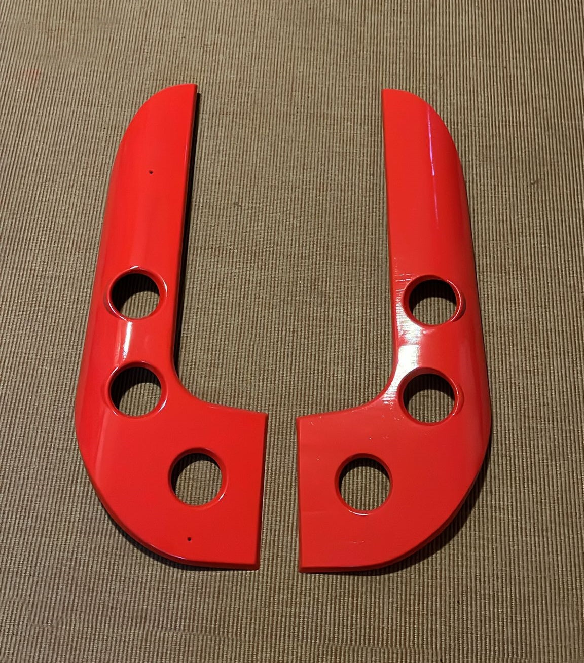 Rücklichtblende für Discover Wohnmobile aus rotem Kunststoff