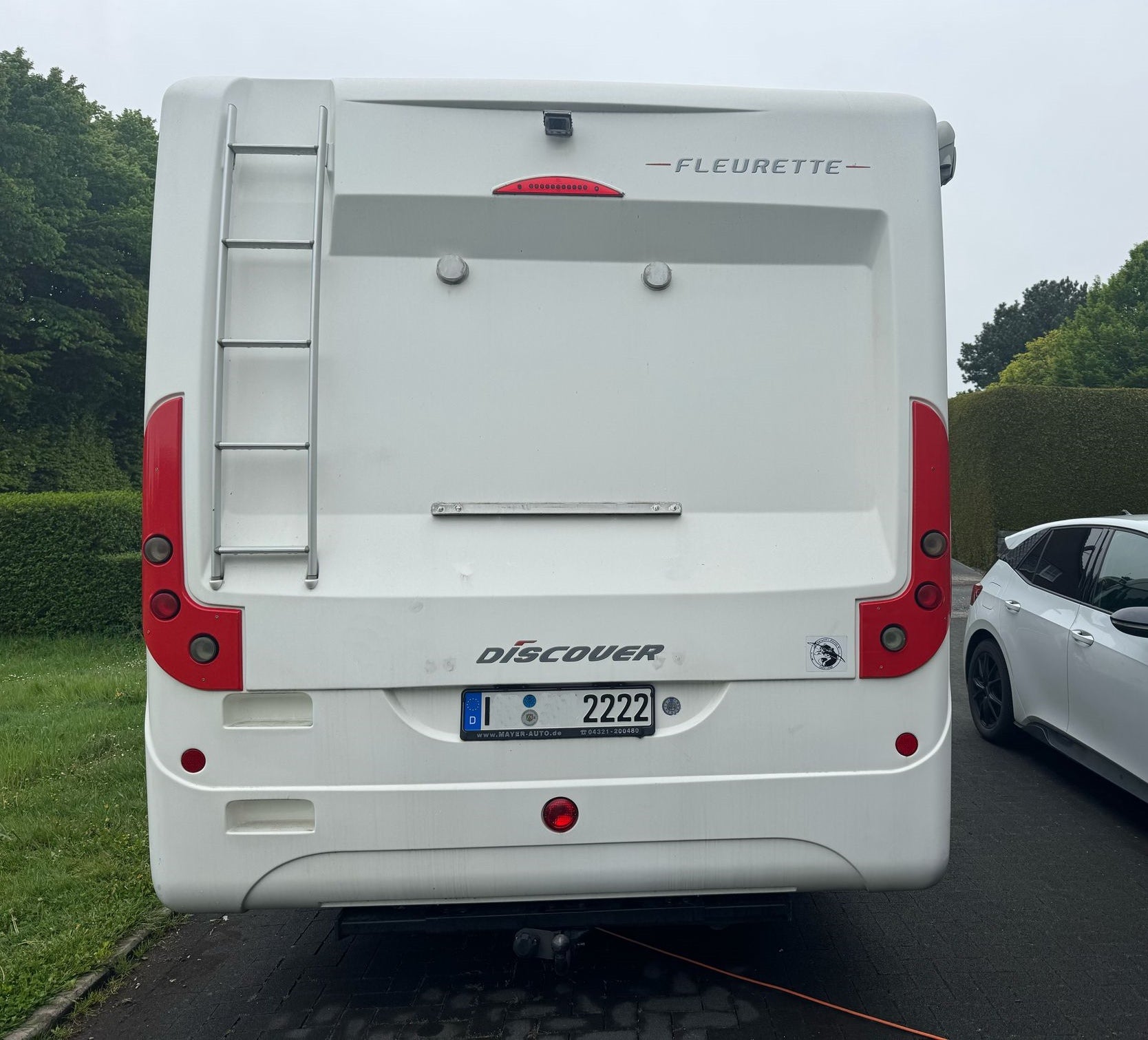 montierte Rücklichtblende für Discover Wohnmobile aus rotem Kunststoff