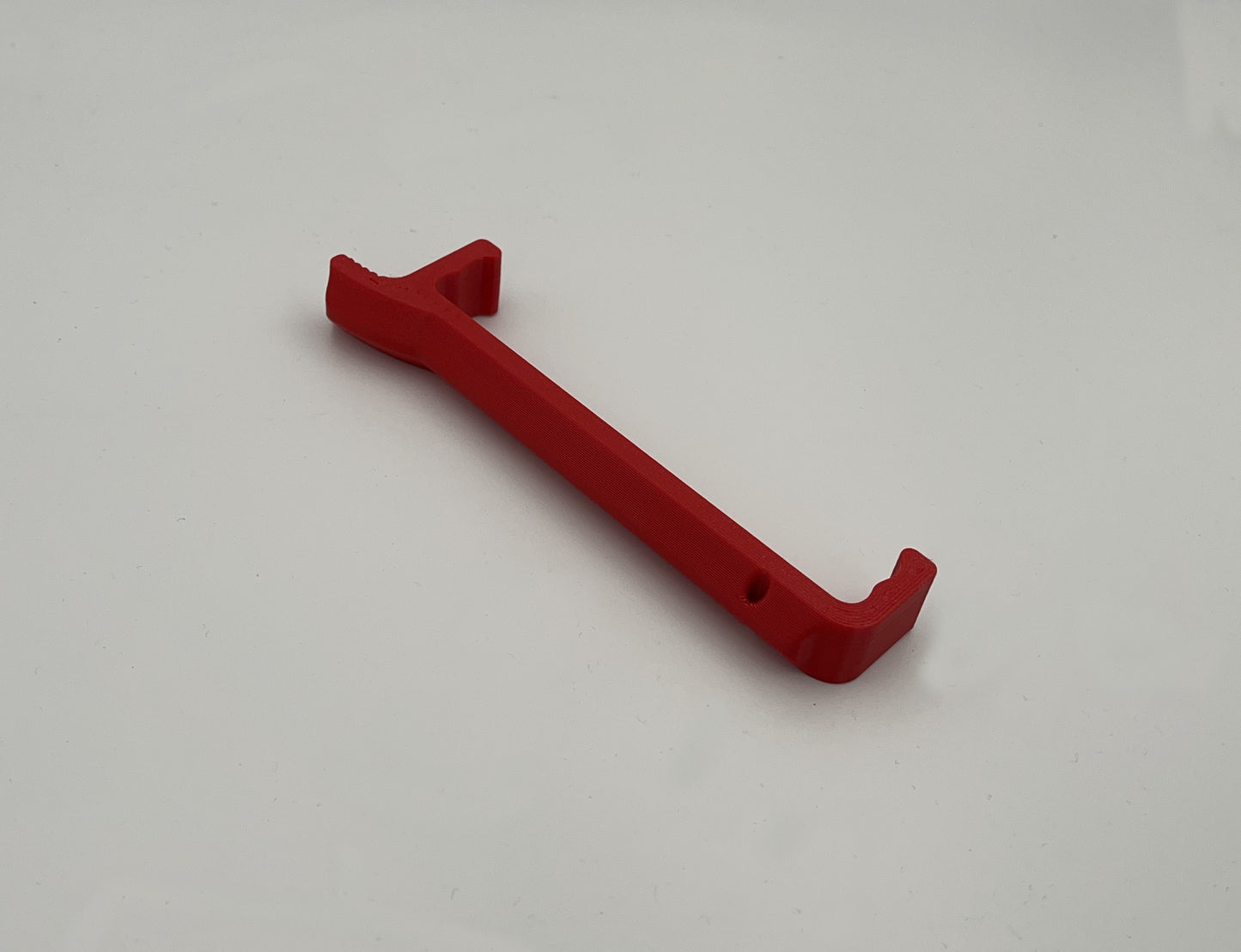 flache Variante des Clip / Schnellverschluss für Schlauchtragekorb nach DIN 14827. Der Clip ermöglicht ein leichtes öffnen und verschließen der Schlauchtragekörbe, auch mit Handschuhen und unter Stress